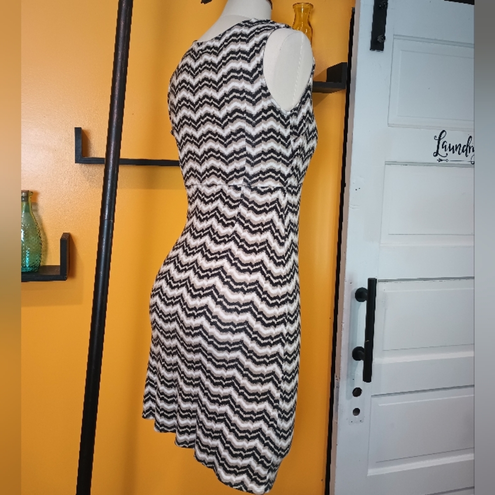 Ann Taylor Loft Petite White and Tan Black Striped Sleeveless Dress Size 0P - Picture 4 of 9